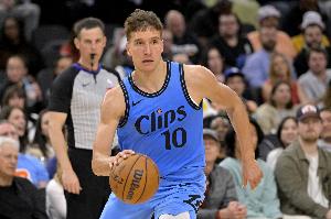 mk体育-没找到手感！博格丹半场4中0未得分 拿下3板6助1断